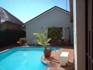 Bezuidenhout Guest House Malalane Bagian luar foto